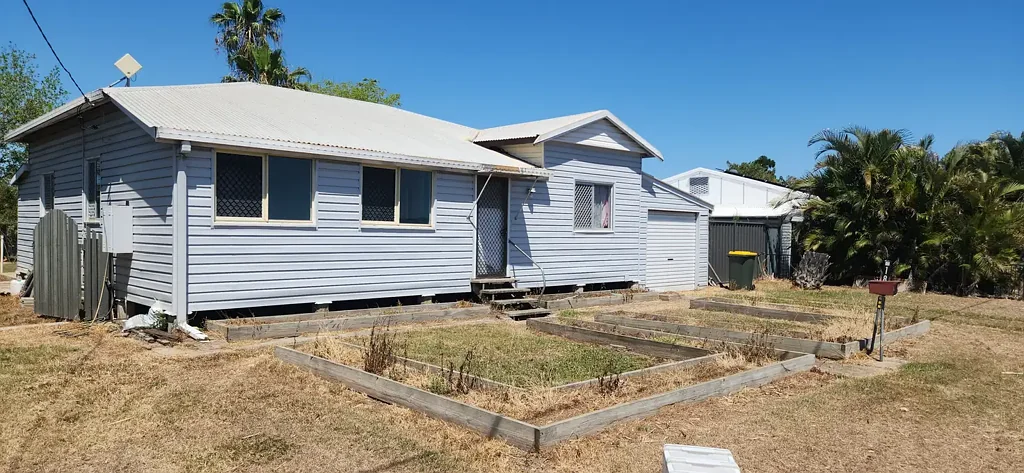 Wallaville 3Moenga Renovator's Dream on a Generous Block!