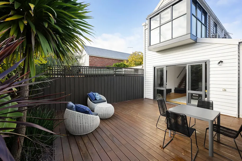 Prahran 3Zimmer A renovated Victorian with something extra upstairs