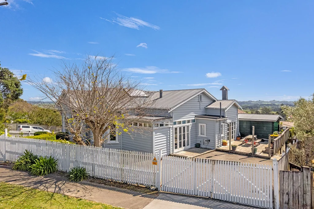 Helensville 5 Slaapkamer A Lot of House for $875k