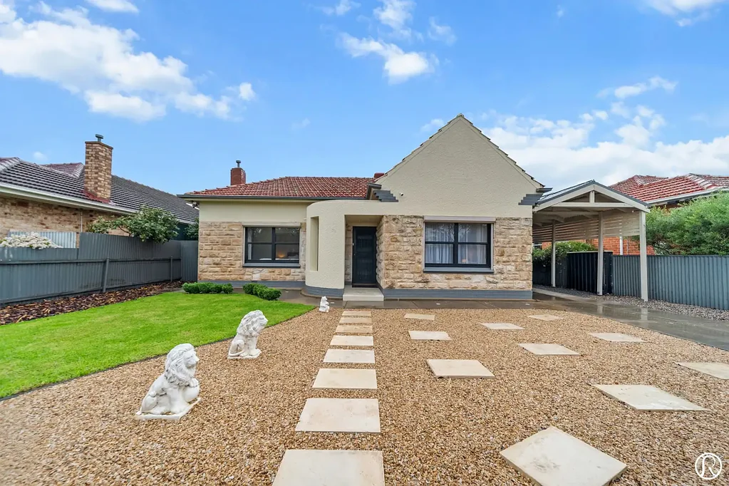 Edwardstown 3ห้องนอน They built them to last - and then someone made it beautiful.