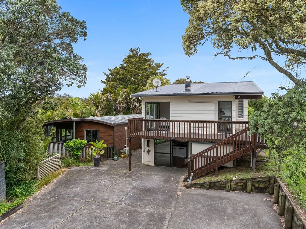 Glenfield 6房  Home & Income Opportunity on a Freehold Site