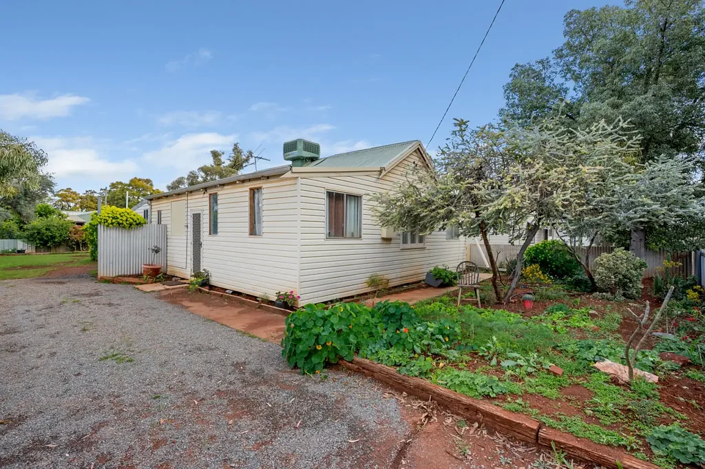 Kalgoorlie 3 Slaapkamer Spacious 3-Bedroom Home, Located on a Huge 967sqm Block and Across From Kalgoorlie's Best Park!