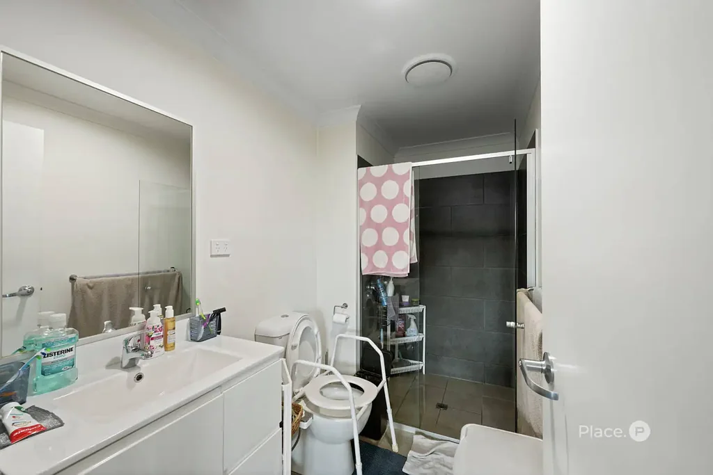 Petrie 2कमरा Modern two-bedroom apartment presenting prime investment opportunity