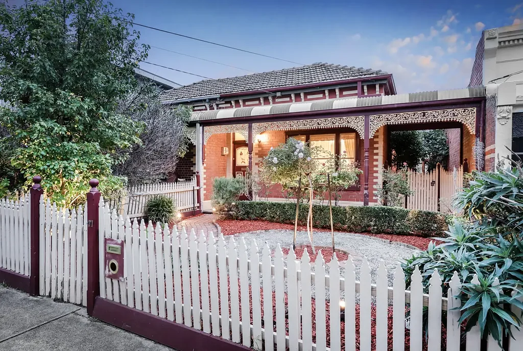 Ascot Vale 3房 Rothwell Hill珍稀地块 348sqm半独栋维多利亚风 11英尺高顶 装饰线脚 华丽壁炉 宽敞后院 创意空间 便捷Union Road Ascot Vale核心地 TIMELESS VICTORIAN GRANDEUR ON A 348SQM BLOCK !