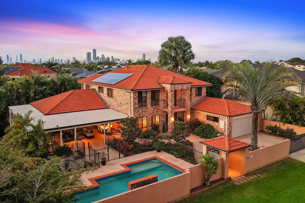 Robina 5房  Expansive Robina Island Waterfront with Panoramic Views - Renovate or Move Straight In