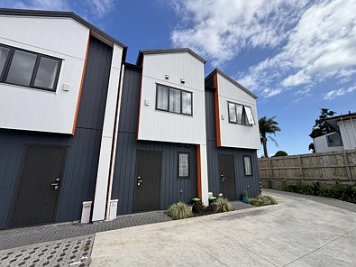 Howick 2 bedroom + 1 study convenience residence