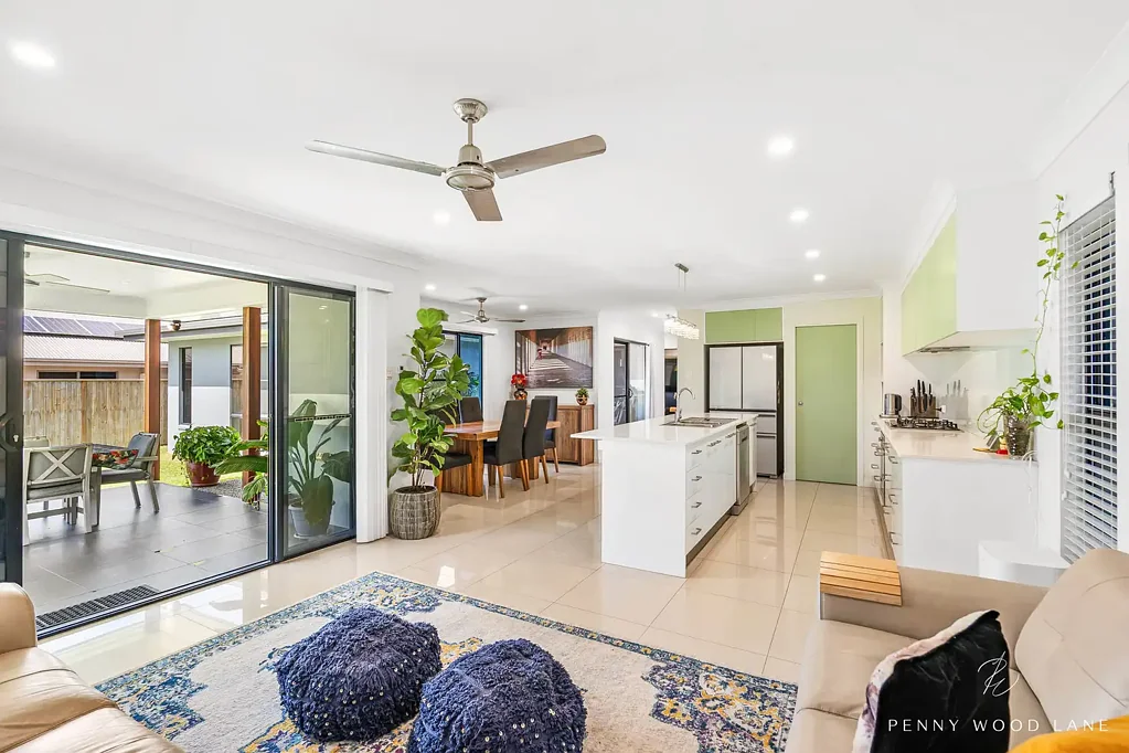 Beaconsfield 4Habitaciones Under Contract - Settlement Pending