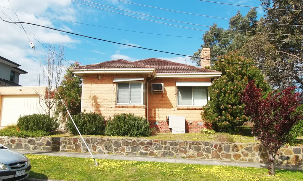 4 bedrooms (or 2 bedrooms plus 2 study/ smaller bedrooms), and 2 bathrooms  - 500m to Huntingdale Station