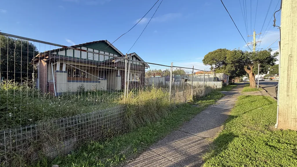 LARGE 737 m² LAND FOR LEASE