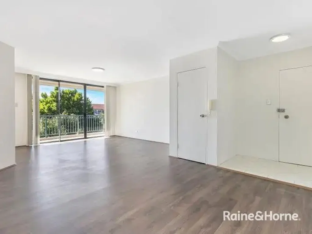 SPACIOUS THREE BEDROOM APARTMENT IN THE PRESTIGIOUS 'KIMBERLEY ESTATE' - RESORT STYLE LIVING!