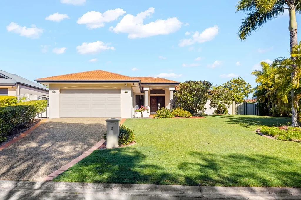 Robina 4कमरा OWNERS COMMITTED TO SELL - AMAZING FAMILY LIVING IN THE HEART OF ROBINA!
