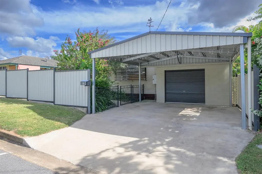 West Gladstone 3ห้องนอน Move-In Ready Family Gem with Entertainer’s Deck & Shed
