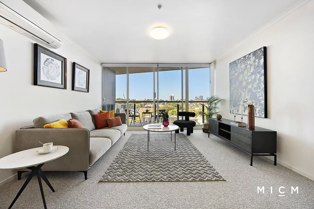 Melbourne 2房 St Kilda Road精装公寓 开敞式设计 壮丽景色 优质电器 顶尖学校环绕 步行便利 设施齐全 豪华享受 Renovated Indoor/Outdoor Entertainer with Iconic St Kilda Road