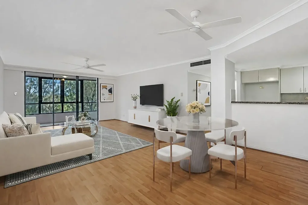 This spacious 2-bedroom apartment is located in the prestigious 'Kimberley Estate'.