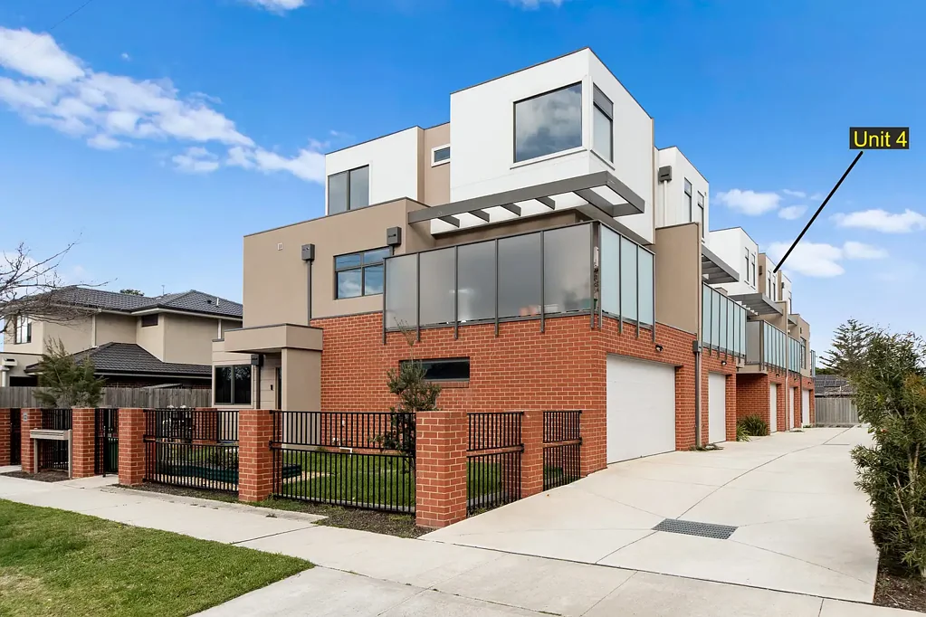 Cranbourne 2ਬੈੱਡਰੂਮ Upmarket 3 story townhouse on a no maintenance block