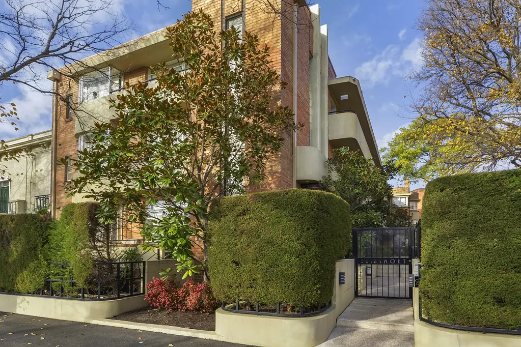 Iconic 1930s Art Deco Apartment