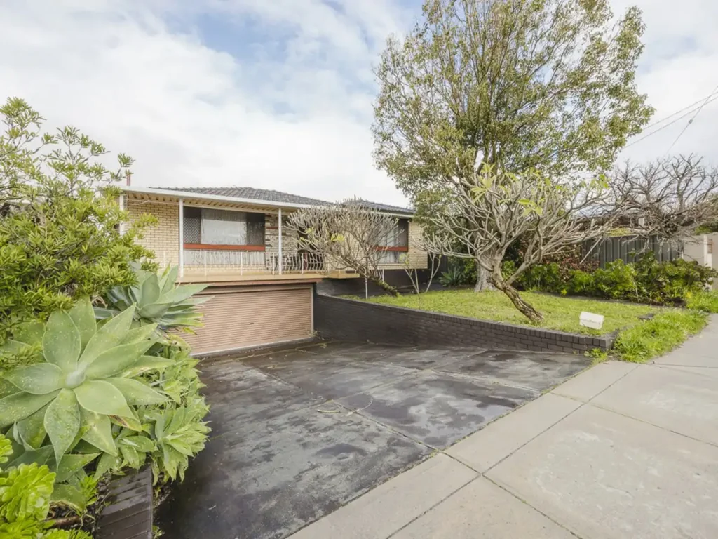 Yokine 4Zimmer Be quick to view this solidly built, well maintained, quintessential Yokine fami