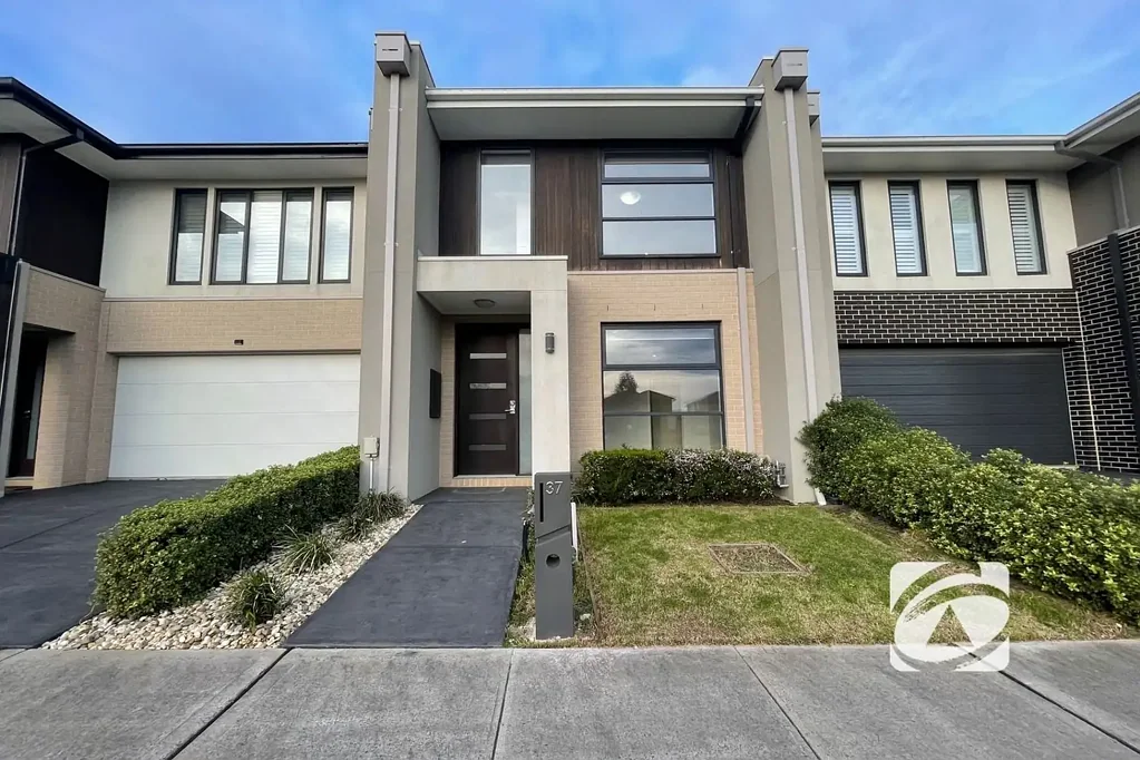 ELEGANT & LOW-MAINTENANCE TOWNHOUSE