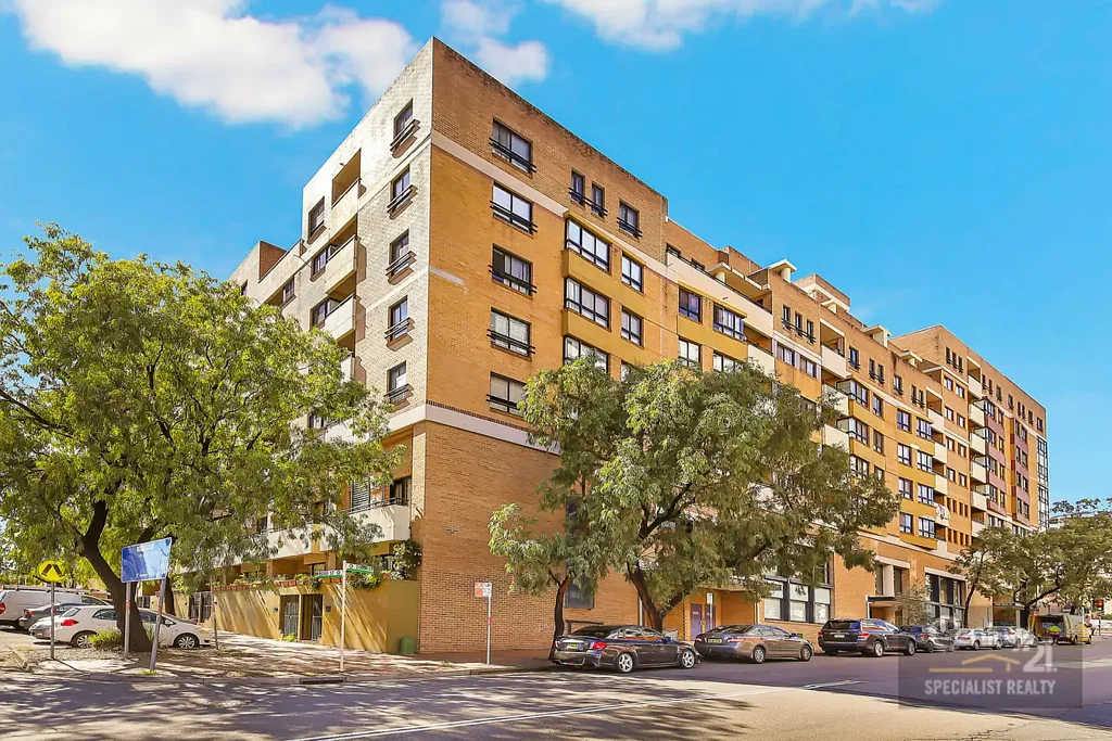 Renovated Spacious 2 Bedroom + Study