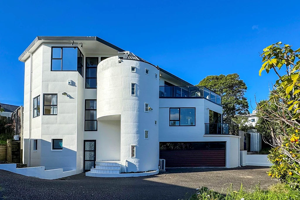 Hauraki 4غرفة نوم Architectural Presence with Views & Versatility