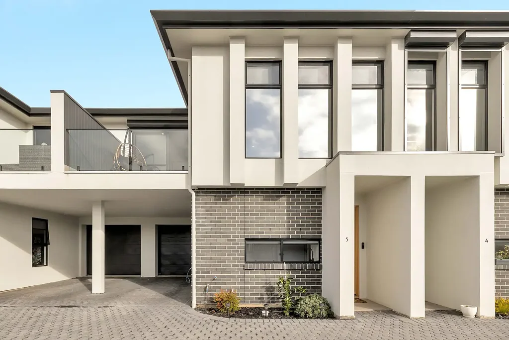 North Plympton 3部屋 Sophisticated Contemporary Style