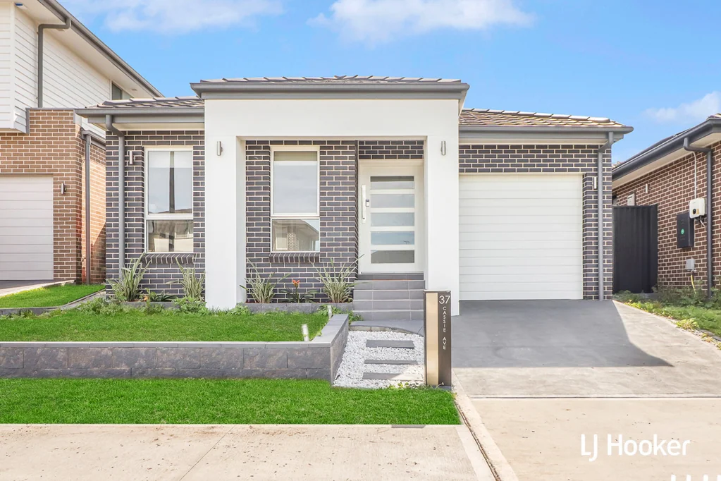 Beautiful 4 Bedroom Home - Great Location! 10.75kw solar panels to save on electricity