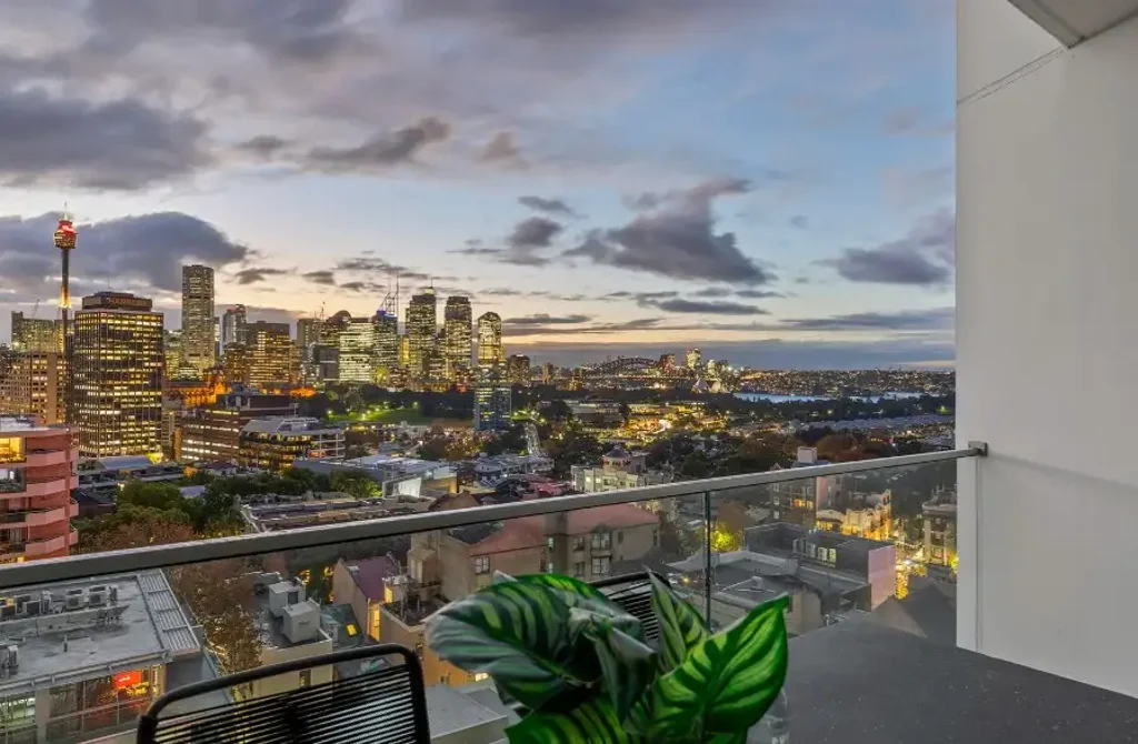 Stylish Split Level Apartment with Spectacular Views