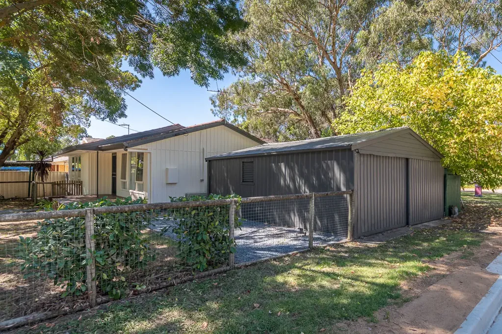 Mount Barker 3Phòng ngủ OFFERS CLOSED - Well presented home with large shed