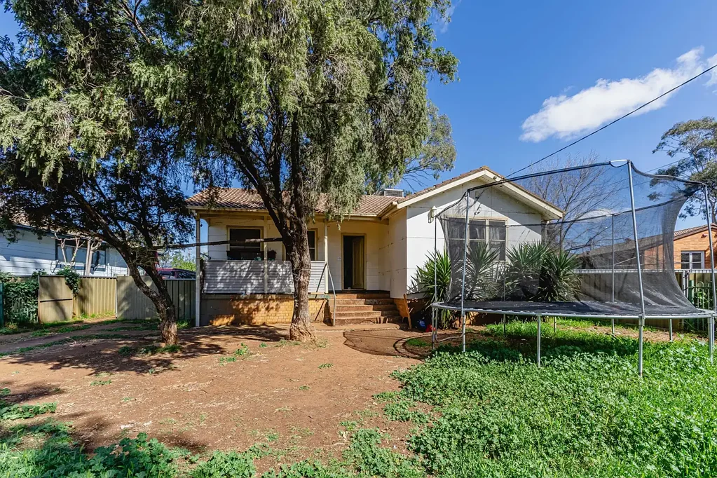 Dubbo 3房  Solid Investment with 665sqm of Land & Secure Rental Income