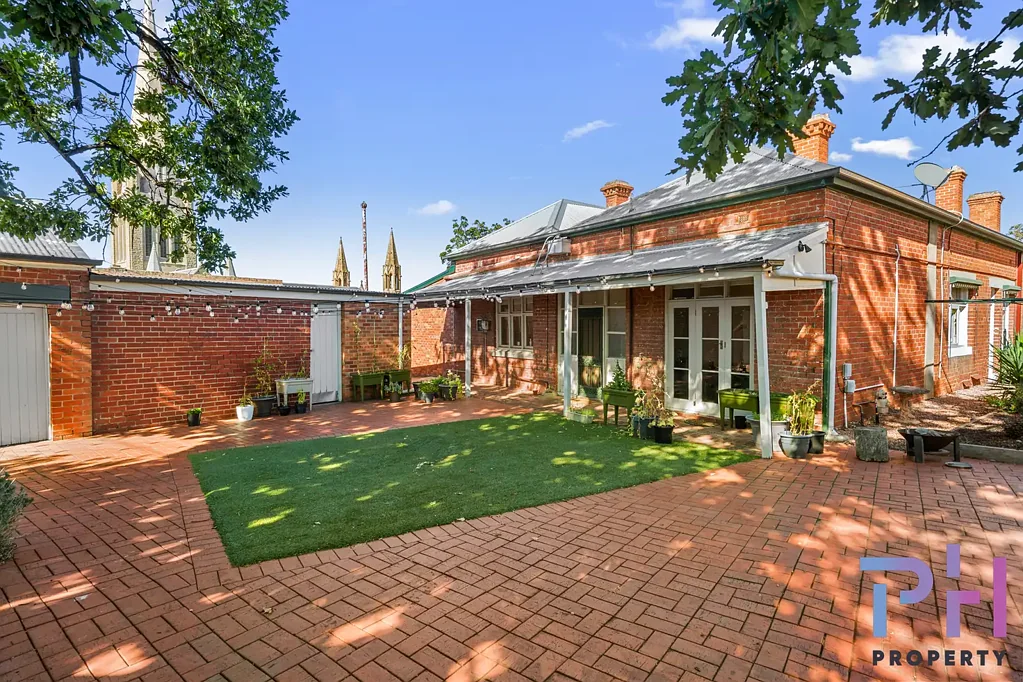 Bendigo 5ห้องนอน TIMELESS TRIPLE-BRICK CLASSIC IN THE CATHEDRAL PRECINCT – Dual Titles With Potential (STCA)