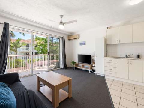Southport 1 Bedroom Well located One bedroom walking distance to everything!