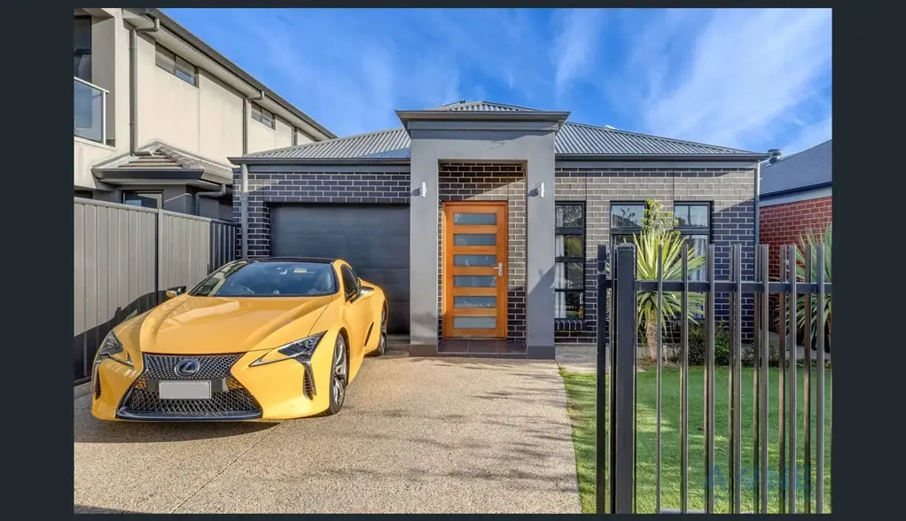 Stunning Modern Courtyard Home in Peaceful Location