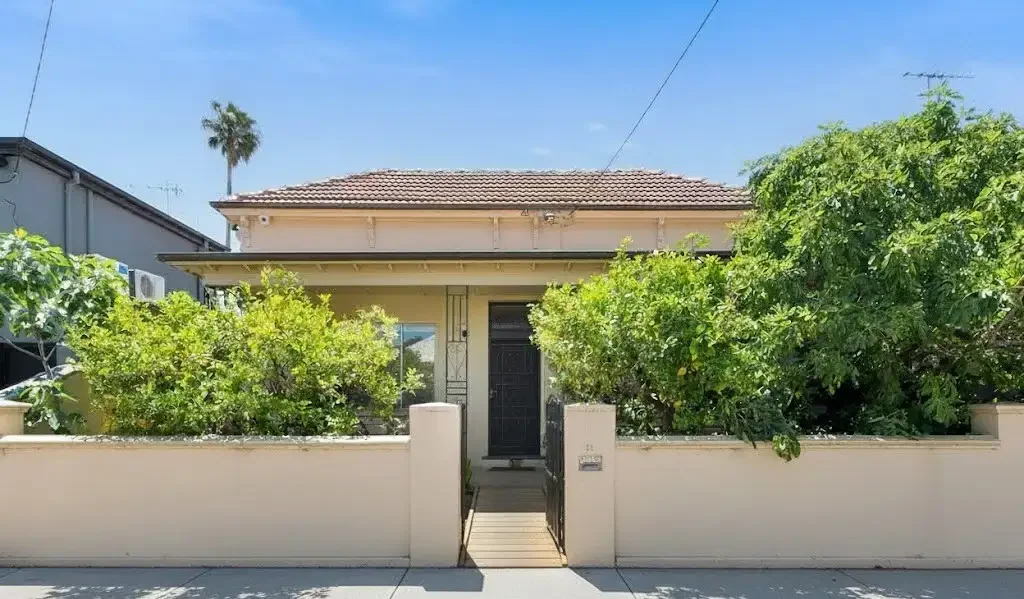 WALKING DISTANCE TO CHAPEL STREET!!