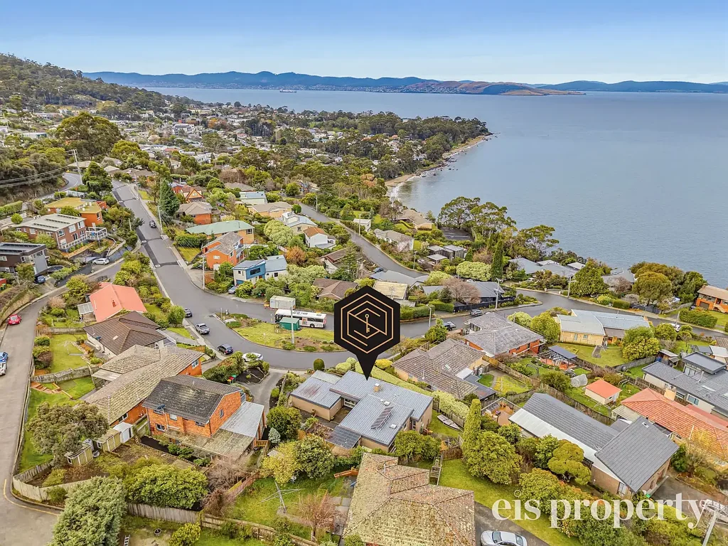 Taroona 4Zimmer Elevated Coastal Living with Breathtaking Water Views & Flexible Family Accommodation