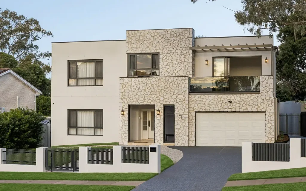 Baulkham Hills 6房 全新双层住宅 现代优雅工艺 六间宽敞卧室 两间豪华主套房 设计师美食厨房 遮盖户外用餐 双车库带通道 闪亮地下泳池 理想家庭位置 Brand New Luxury Living - Grand Family Excellence!