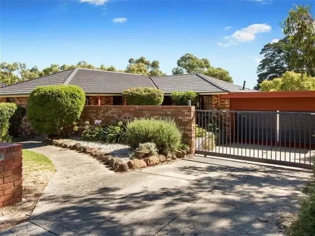 17 LIARDET CRESCENT, Frankston, VIC 3199