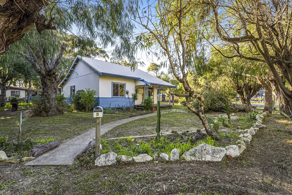 Dawesville 2房  Sensational "Old Dawesville" Rustic Cottage with Development Potential!