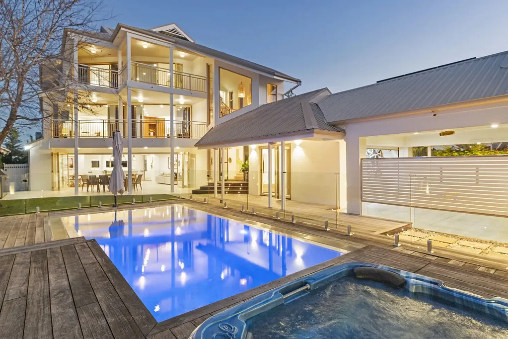Mermaid Beach 4ห้องนอน Tri-Level Beachside Oasis – Treasured Lifestyle, Location and Legacy