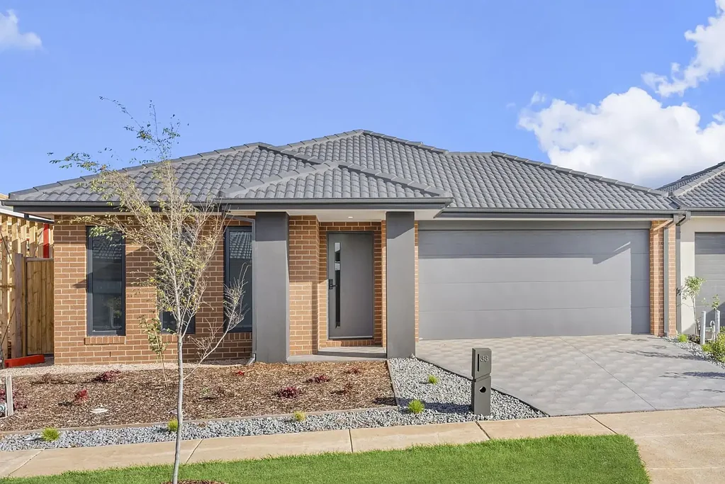 Modern Family Home in a Sought After Fraser Rise Location