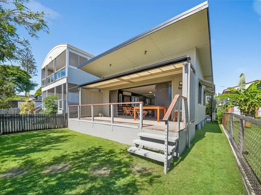 Nudgee Beach 2房 海滨瑰宝 私密角落 506㎡平地地 广阔海湾景 两层灵活空间 低维护花园 公园旁位置 紧邻市中心 Secluded Coastal Escape with City Convenience