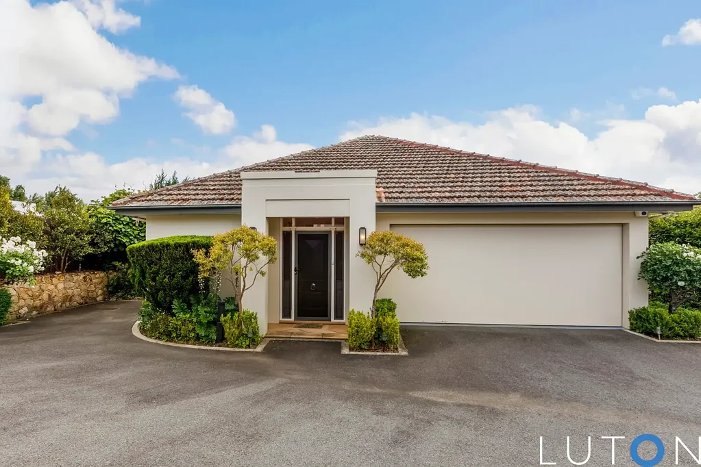 EXECUTIVE SINGLE LEVEL GATED TOWN RESIDENCE