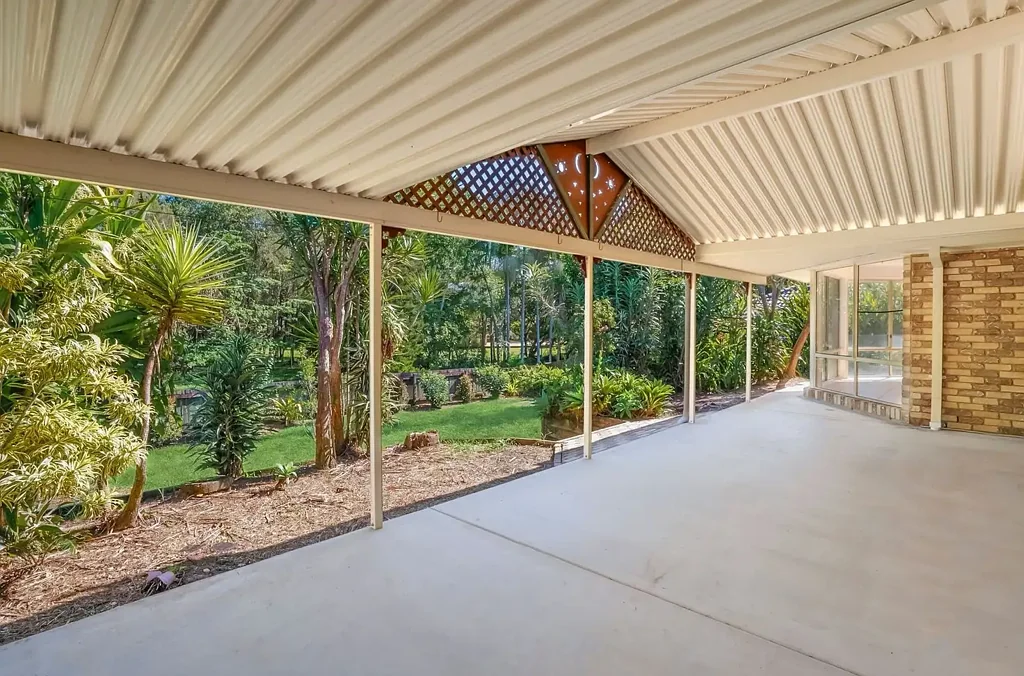 Spacious Family Living Backing onto Nature