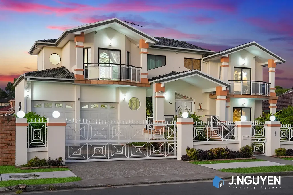 Canley Vale 5ਬੈੱਡਰੂਮ A Prestigious Family Residence in a Highly Desirable Location - Set on 3 Lots - Perfect 679m2 Block