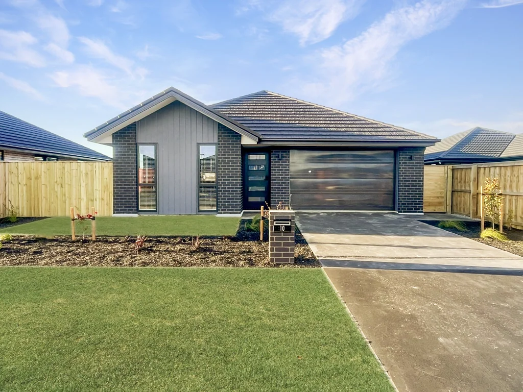 Modern 4 Bedroom Available Now In Acland Park