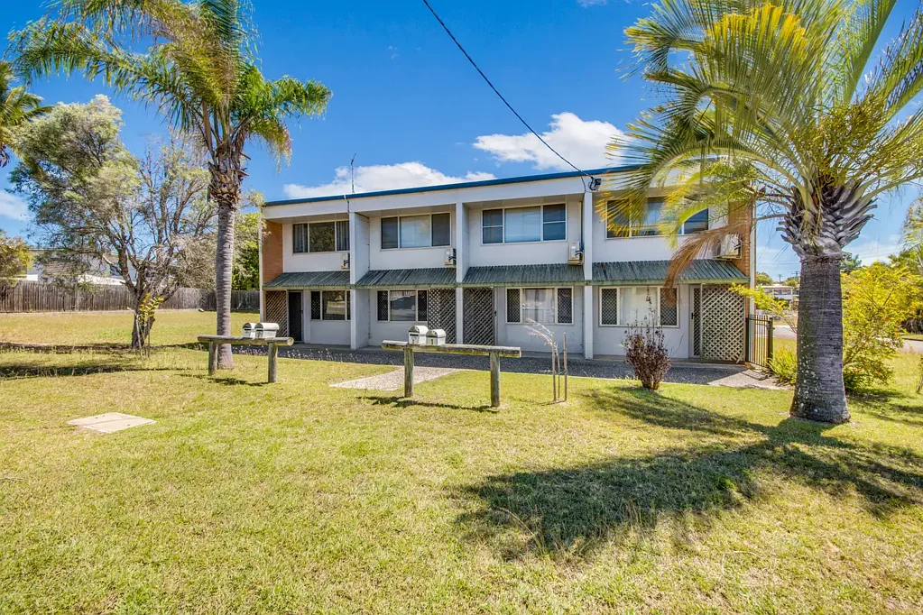 CLEAN & COMFORTABLE, SHORT WALK TO ALL YOUR EVERYDAY NEEDS