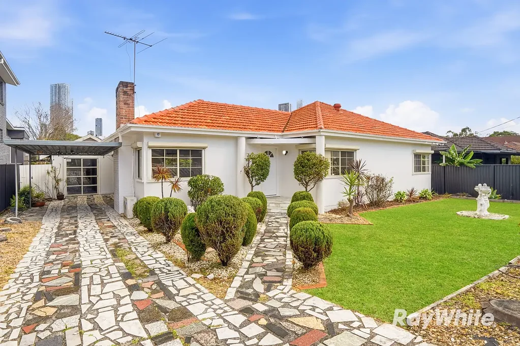 North Parramatta 3બેડરૂમ Space, Views & Potential on a Massive 911m² Block