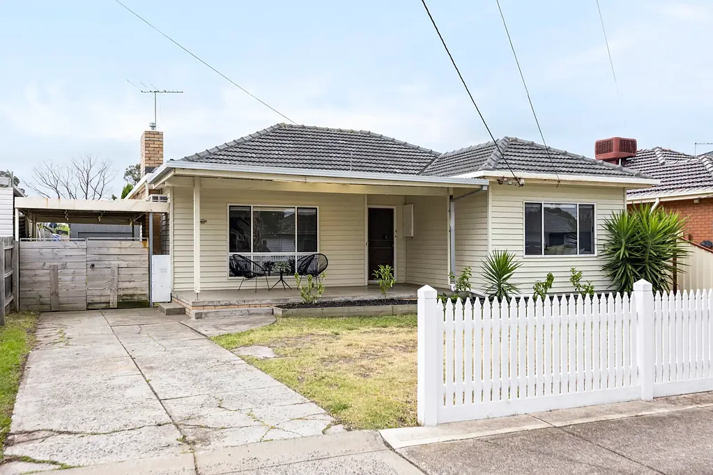 Fawkner 2房 宽敞604平地块 明亮抛光木地板 中央特色壁炉 多单元开发潜力 步行可达休闲空间 Comfort and Convenience in a Favoured Lifestyle Pocket