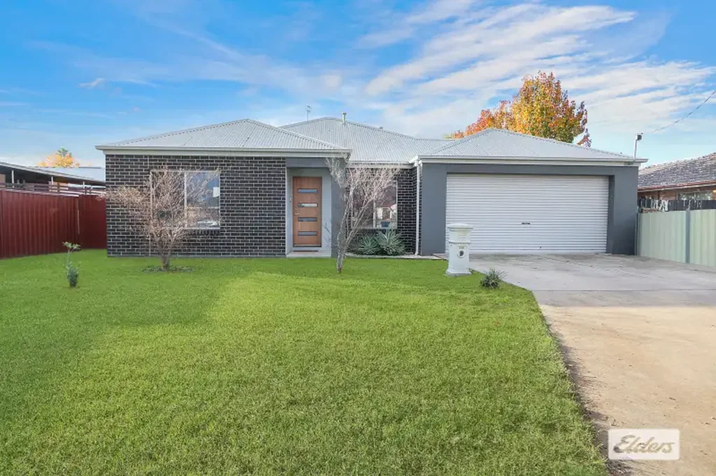 Modern 3-Bedroom Townhouse with Double Remote Garage