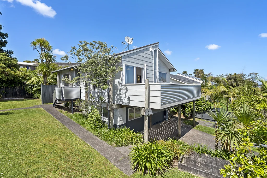 1/6 Oruamo Place, Beach Haven, North Shore City, Auckland