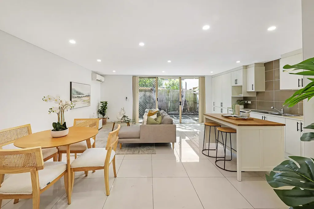 Homebush 4બેડરૂમ Elegant and convenient townhouse enjoys a north-facing yard
